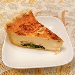 ポワンタージュ - サーモンとほうれん草のキッシュ　食べ応えがあり美味しい　¥550