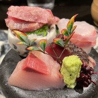 魚菜 由良 2号店 - お造り　石鯛、はちびき（赤サバ）、ぶり、まぐろ頬肉