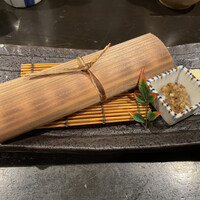 魚菜 由良 2号店 - さわら杉板焼き　
                      炙った杉板の香りが芳しい。椎茸や生姜を和えものが添えられています。