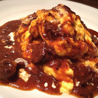 モノリス - オムハヤシ。
                    中はチキンライス。
                    卵がふわっとろ〜って舌に広がって行く様が美しいです。