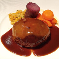モノリス - 綺麗なハンバーグねぇ〜
                      ハンバーグもさる事ながら、バターコーンに激しく興奮する私。だってハンバーグの付け合せのバターコーンにフォーカスして食べた経験が無かったもの！こんなに美味しいバターコーン初めて