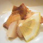 旬菜料理 山灯 - 「平貝のスモーク」：平貝の甘さが活きている！まあるいスモーク加減も穏やか。。。
