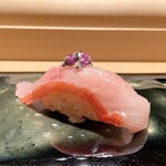 Sushi Ryou - 銚子の金目鯛　我々がお店に入ってから金目鯛を昆布にのせ軽く昆布締めに、煎り酒をネタにぬりいただきましたが、梅の実のペイストの酸味が爽やかで、金目鯛の甘味が引き出されまことに美味です♪