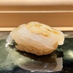 Sushi Ryou - 鹿児島のアオリイカ
                        身が透き通るような美しさ、包丁の入れ方がダイナミックさを感じます♪
                        瞬間冷凍した後のこの甘みの際立ちようは、堪りません！