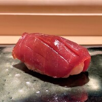 鮨 崚 - 青森県三厩の赤身漬け　やま幸よりの一本釣り
                    マグロの血を感じる赤身、これは素晴らしい味わいです‼︎
                    漬けの塩梅もちょうど良く、この日の一番の握り、美味しいです♪