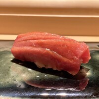 鮨 崚 - 青森県三厩の中トロ　やま幸より152kgの一本釣り
                    大将はマグロのシャリは大きめに握るそうです。
                    その訳を聞きましたが、すっかりなんだったかな(^^;;
                    赤酢のシャリと中トロの味のバランスが良いです♪