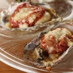 ●烤牡蛎2片，淋上熟番茄醬
