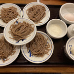 花水木 - お蕎麦が小皿に分けて出されます。これが出石皿そばスタイル。