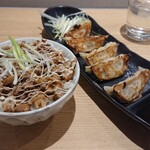 麺屋 聖 - ミニチャーシュー丼&焼き餃子です❗