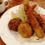 レストラン・サカキ - 海老フライ、メンチ、クリームコロッケ、鶏ささみの4種のフライ