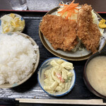 丸福 - カジキマグロフライ定食¥850
            ツヤツヤの大盛りご飯
            鰹出汁白味噌のお味噌汁
            マカロニサラダ
            白菜のお新香