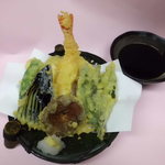 Shiyukoubou - 夏の天ぷら盛り合わせ　（エビ、アジ、赤イカ、小菊かぼちゃ、ナス、しし唐、しいたけ、金時草）