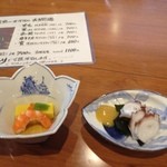 季節料理金魚 - 左の黄色はトウモロコシの豆腐