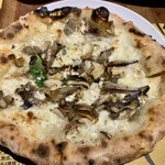 Pizzeria Bakka M'unica - モッツァレラと鰯、キノコ、のピザ