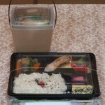 Yattono Hanare - 焼魚弁当とサービスサラダ