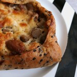 ブーランジェリーボヌール - 甘辛ごぼうと照り焼きチキンの黒ごまパン