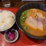 Hassenkaku - 味噌ラーメン＆ご飯中のセット1045円