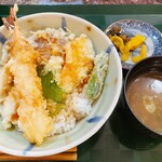 Ichiran - あらの味噌汁と香の物がセット