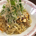 らあめん サンド - モチモチ太麺に肉味噌、ナッツ、ネギが乗ってます！