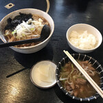 Soba Yakiniku Fukurou - 鳥中華もつ煮半ライス850円