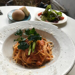 カフェ ファンチャーナ - パスタはパンチェッタと新玉ねぎのトマトソース。
パンは温かいフォッカッチャとミルクパン。
ドレッシングかおいしいサラダ。