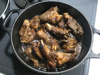 キリマン酒店 - ダッチオーブンでスペアリブを焼いて