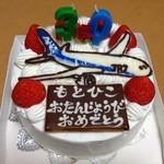 アルボン洋菓子店 - 優しいオーナーさんに、持参したデコチョコを飾りたいと相談したら快くOKしてくださいました♪小さい頃からお誕生日と言ったらアルボンさんのホールケーキが定番です(^^)フワフワしっとりのスポンジが絶品！