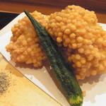 旬菜料理 山灯 - 「鱧の黄身あられ揚げ」：桜海老の粉を潜ませ、香り豊か。青ヶ島の天然塩と山椒でいただきます！