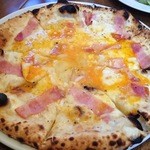 Trattoria Bocca Buona - パンチェッタと半熟卵のピザ