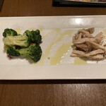 イタリア料理 クッチーナ - 「ブロッコリーのガーリック風味」と「ハーブ香るチキンとキノコのマリネ」