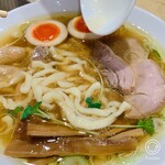 手打 親鶏中華そば 綾川 - 中太麺の煮卵トッピング