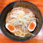 Ramen Ume - ラーメン/750
                      麺半分、にんにく普通野菜少なめ
                      チャーシュー → 味玉変更