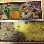 お惣菜のまつおか - まんぷく鶏そぼろ二段弁当