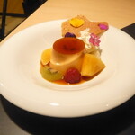 ビストロカラト - デザートセット 1210yen（プリンアラモード）食用花が洒落てる