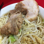 ラーメン二郎 - 実物はもっとデカイ！