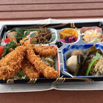 和食処 万松 - おかず８品を詰め込んだミックスフライ弁当1,300円