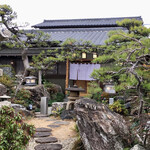 和食処 万松 - 正面入口を入ったところ