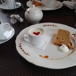 ラ ビストリア - 紅茶のシフォンケーキ。
      紅茶のパンナコッタ。
      コーヒー。