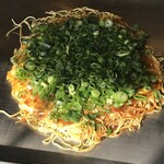 Teppan Sakaba Okonomiyaki Daigoro Inokuchimyojinten - Meat and Egg Soba with Green Onion Topping