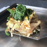 Teppan Sakaba Okonomiyaki Daigorou - 一口カット