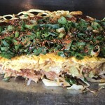 Teppan Sakaba Okonomiyaki Daigorou - 一味をフリフリ