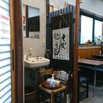 Ippachi Honten - 入口脇に洗面台、老舗麺類食堂等ではよく見られます