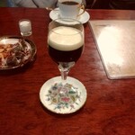 シティーライト - 琥珀の女王、
      奥はノアール。