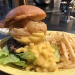 ストーブス - 料理写真:マカロニチーズバーガー