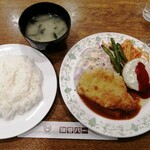 レストランカミヤ - 本日のランチ　750円。ポークカツレツとフライエッグ。食前酒、ライス、味噌汁付き。