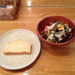 Nonnki PASTAYA - サラダとパン