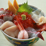 Yururi - 地元で水揚げされた海の幸が中心の海鮮丼です。小鉢、香の物、お味噌汁付き　
