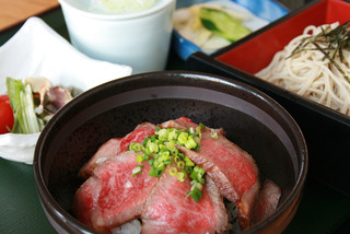 Yururi - 最高級村上牛の炙り焼き丼に石挽きそばが付いたお得なセットです。