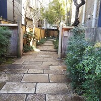 赤坂 菊乃井 - スッゲー立派なエントランス。
                    こうした空間の無駄遣いは大好物です。テンション上がるわぁ。