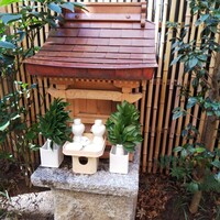 赤坂 菊乃井 - お供え物もきちんと…ね。
                    お供え物に群がる雀が可愛い。